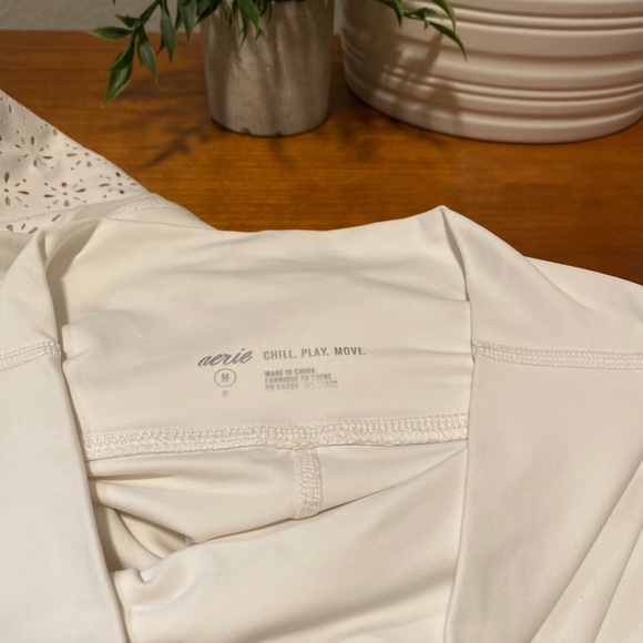 RARE Aerie Move Leggings with Cut-out Mesh Detail - Picture 4 of 4